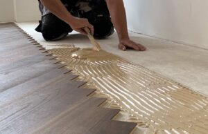 Přejete si mít dřevěnou podlahu a podlahové topení? 2 Blog1 B floor gluing